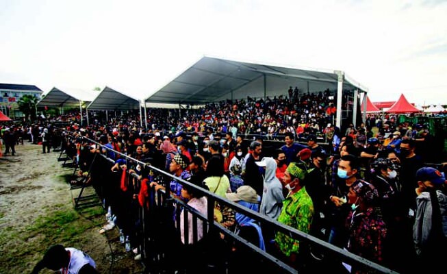 ANTUSIAS: Penonton tumpah ruah menyaksikan UCI MTB Eliminator World Cup 2022 seri-8 di sirkuit kawasan Stadion Tuah Pahoe, kemarin.