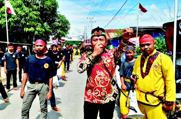 SENI BELADIRI: Anggota DPRD Kabupaten Kotim Dadang Siswanto yang juga Ketua Dewan Pembina Perguruan Kuntau Bangkui Selamat memberikan aba-aba, saat penyambutan tamu pada upacara festival bubur Asyura, beberapa hari lalu.