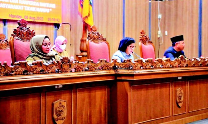 PIMPIN: Ketua DPRD Kabupaten Kotim Dra Rinie (tengah) saat memimpin rapat paripurna, Senin (8/8).