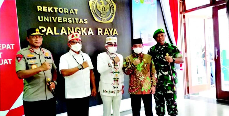 Kepala Staf Kepresidenan Jenderal TNI (Purn.) Moeldoko (kedua dari kiri) didampingi Kapolda Kalteng Irjen Pol Nanang Avianto, Danrem Brigjen TNI Yudianto Putrajaya, dan Ketua DPRD Kalteng Wiyatno disambut Rektor UPR Dr Andrie Elia (tengah), kemarin. Foto: