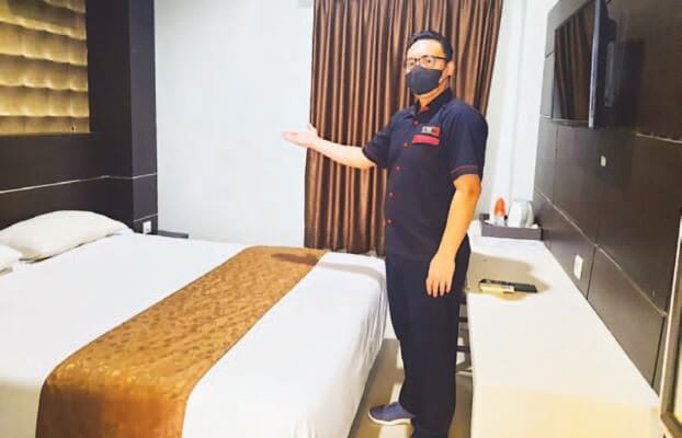 UTAMAKAN KENYAMANAN : Operasional Supervisor Royal Global Hotel Palangka Raya Edi Supriyadi memperlihatkan salah satu kamar di Hotel Royal, beberapa waktu lalu.