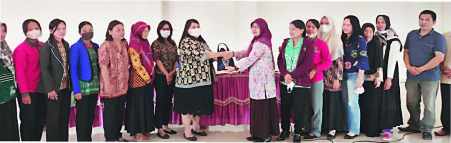 KEBERSAMAAN: Staf Registrasi UPBJJ UT Palangka Raya Mary Victoria SH dan Neria Desiana Siholaho SE memberikan suvenir kepada Kepala Bidang Pembinaan PAUD dan PNF Disdik Katingan Nurul Qamari AAR SPd MPd di Disdik Katingan, beberapa waktu lalu.