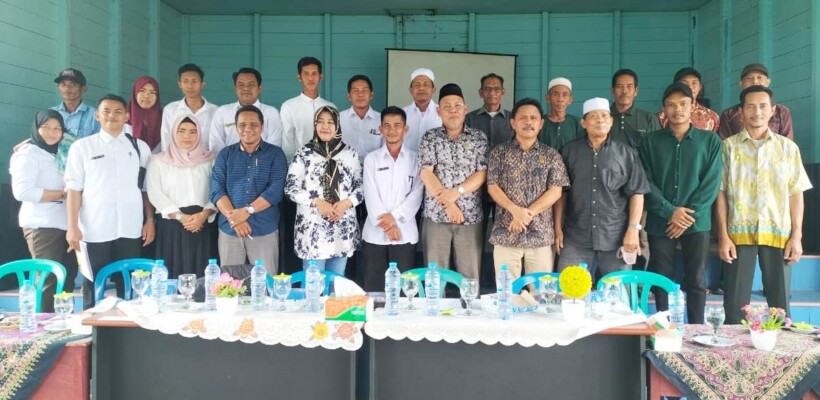 Anggota DPRD Kabupaten Seruyan Dapil I saat melaksanakan reses di Desa Tanjung Rangas Kecamatan Seruyan Hilir, Rabu (24/8). FOTO : TIM RESES DAPIL I