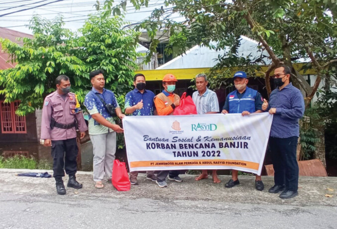 PENYERAHAN : Manager HR&GA CBI Group Sulistio Purnomo saat menyalurkan bantuan paket sembako kepada warga Kelurahan Mendawai yang terkena dampak banjir,Jumat (23/9).