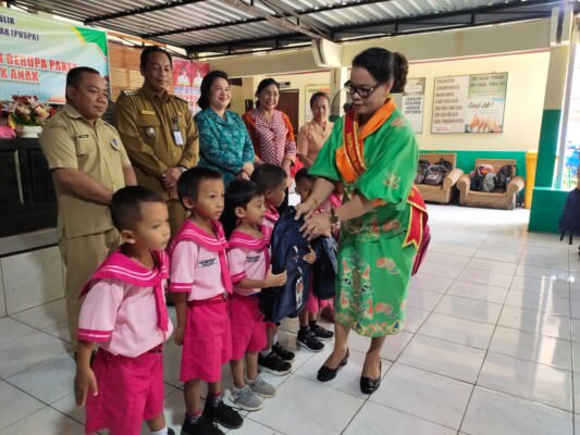 PENYERAHAN - Ketua Tim Penggerak PKK Kabupaten Katingan Daurwaty Sakariyas didampingi Ketua Forum PUSPA Katingan Winda Natalia, dan Ketua DWP Kabupaten Katingan Nanti Pransang, Camat Katingan Hilir Doni Merianto, ketika menyerahkan paket peralatan sekolah