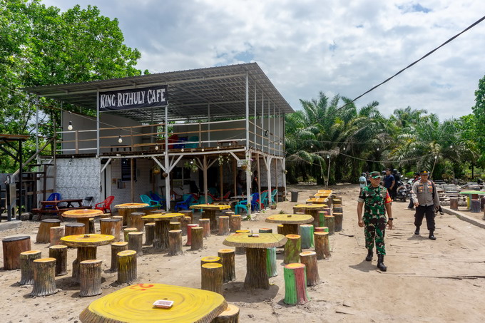 KAFE VIRAL:Pihak kelurahan, kepolisian dan TNI saat mengunjungi Kafe King Ruzhly, Jalan Mahir Mahar, Kelurahan Kereng Bengkirai, kemarin (28/9). FOTO: FOTO: ARIEF PRATHAMA/KALTENG POS