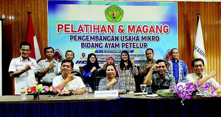 PENGEMBANGAN KREATIVITAS: Pihak FKIP UPR menyelenggarakan kegiatan pengembangan usaha mikro bidang peternakan ayam petelur.