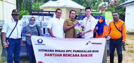 BERBAGI : Ketua Hiswana Migas Kobar Siemon Setiawan menyerahkan bantuan korban bencana banjir kepada Kasi Kesra Kecama­tan Arut Utara Akhmad Noor, Senin (12/9).