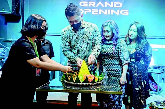 GRAND OPENING : Owner O2 Blackmoon Resto dan Lounge Palangka Raya Benny Tanujaya saat memotong kue perayaan Grand Opening Blackmoon Res-to dan Lounge yang tempatnya di samping Hotel Grand Global Palangka Raya, Jumat (9/9).