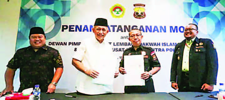 KERJA SAMA: Ketum LDII KH Chriswanto Santoso (baju putih) bersama Ketum PP Sen­kom H Katno Hadi SE MM usai teken MoU penguatan mo­ral dan karakter bangsa, Sabtu (10/9).