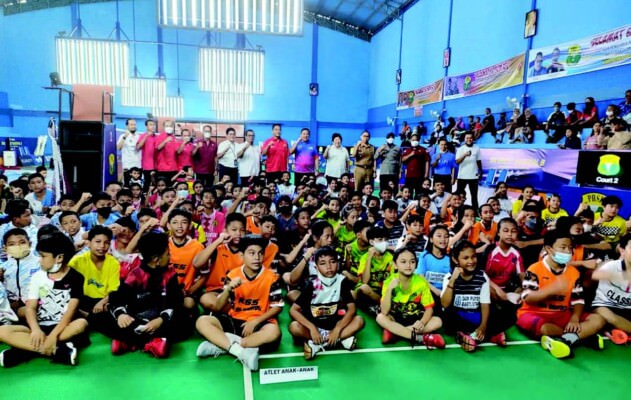 PEMBUKAAN: Para peserta saat mengikuti pembukaan Kejuaraan BNI Sirnas B di Palangka Raya, Senin (5/9).