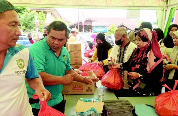 PASAR MURAH: Warga antusias untuk mendapatkan paket sembako murah di Pasar murah.