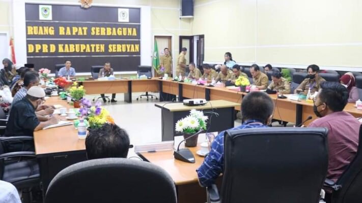 Ketua DPRD Kabupaten Seruyan, Zuli Eko Prasetyo saat memimpin rapat dengar pendapat di Ruang Rapat Serbaguna DPRD setempat, Selasa (30/8). FOTO : DPRD SERUYAN
