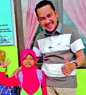 BERI SEMANGAT: Kepala MIN 5 M Asran Dirun memberikan semangat Mutia Azkadina untuk ikut berlomba.