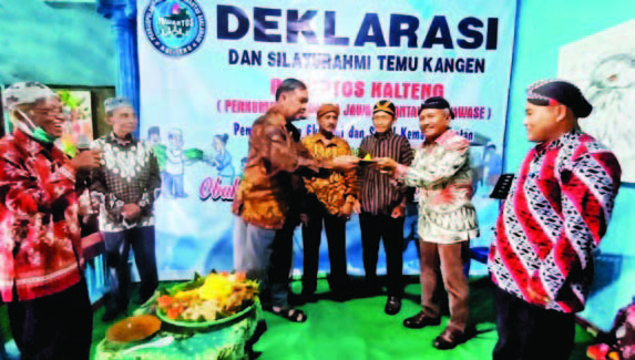GUYUB RUKUN: Deklarasi PAWARTOS Kalteng sebagai Ormas yang bertujuan membantu pemerintah, dihadiri Ketua Pujo Hariyanto (dua dari kanan) bersama sesepuh dan Pembina PAWARTOS Kalteng, Minggu (4/9).