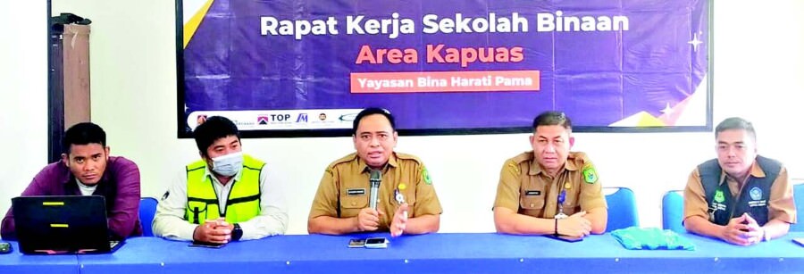 RAPAT KERJA: Kepala Disdik Kapuas Dr H Suwarno Muriyat, didampingi dua orang kabid, Agustin dan Jefri, serta Ketua Umum Yayasan Bina Harati Pama Achmad Ibnu Hasan dan Deputy Pendidikan Yayasan Bina Harati Pama Soleh Ahmad Nugraha, Senin (5/9/).