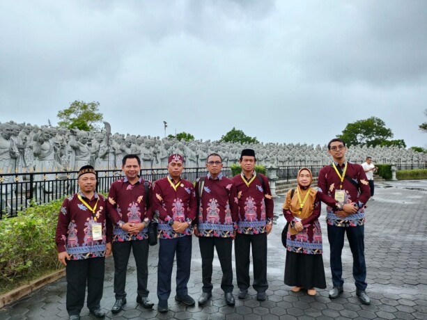 WISATA RELIGI: Pengurus FKUB Kalteng saat mengunjungi seribu patung di Kota Tanjung Pinang, Kepulauan Riau. FOTO: FKUB UNTUK KALTENG POS