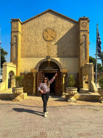 MEMPERLIHATKAN : Owner PT Flo Go Natalin ketika berada di Virgin Mary Church, Senin (19/9). Gereja ini merupakan tempat keluarga kudus pernah tinggal saat berada di Mesir. FOTO: FLO GO UNTUK KALTENG POS