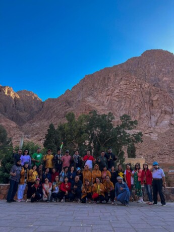 KAKI GUNUNG SINAI: Peserta perjalanan rohani PT Flo Go sebelum memasuki Biara St Catherine, tempat Tuhan memanggil Musa, Kamis (22/9). FOTO: FLO GO UNTUK KALTENG POS