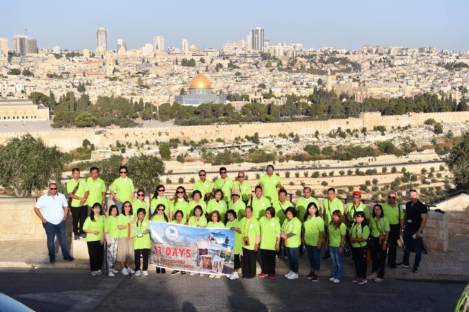 SEBELUM KE KAPEL: Rombongan perjalanan rohani bersama Flo Go mengabadikan momen di Bukit Zaitun berlatar belakang Dome of The Rock, Yerusalem, Sabtu (24/9).