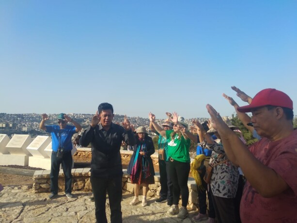 BERDOA: Foto kanan, Abuna Thomas memimpin doa bersama peserta perjalanan rohani PT Flo Go di puncak Mount of Preciple, Nazaret, Senin (26/9). FOTO: AZUBA/KALTENG POS