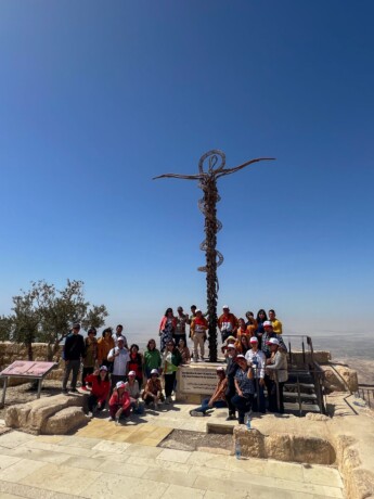 KEBERSAMAAN: Rombongan perjalanan rohani bersama PT Flo Go mengabadikan momen di puncak Gunung Nebo, tempat Musa memandang tanah yang dijanjikan, Jumat (30/9).FOTO: FLO GO UNTUK KALTENG POS
