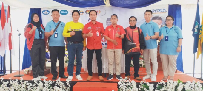 KEBERSAMAAN : Direktur UPBJJ UT Palangka Raya Hariyadi foto bersama panitia, penasihat PERCASI Kalteng H A Syaifudi dan Wasekum PERCASI Kalteng Ilham Busra HB pada kegiatan turnamen catur, di halaman Kampus UT Palangka Raya, Jumat (21/10).
