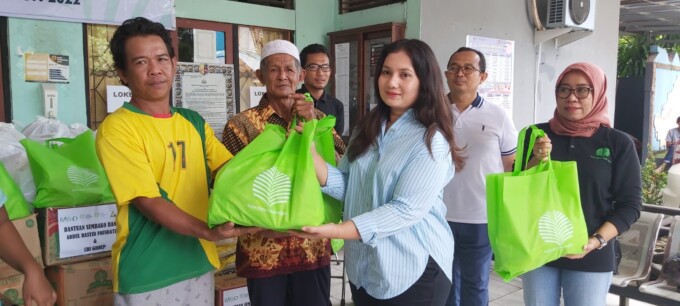 BUKTI PEDULI : HSC Management Ernis Desidistrisna menyerahkan bantuan kepada Lurah Kelurahan Baru, belum lama ini.