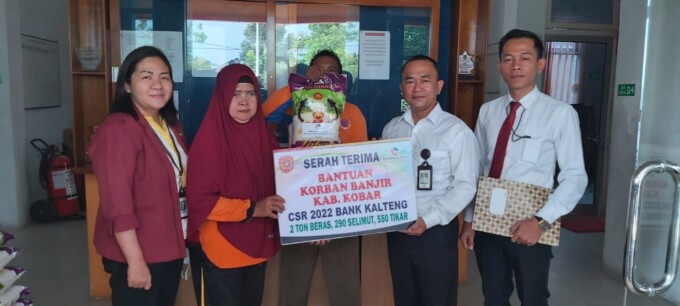 BERBAGI : Kepala Bank Kalteng Cabang Pangkalan Bun Meishias N Koetin ketika menyerahkan bantuan kepada pihak BPBD Kobar di kantor setempat, Senin (24/10).