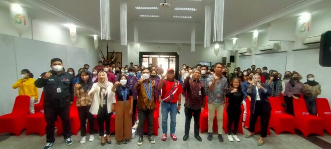KEBERSAMAAN : Direktur Pemasaran dan Bisnis Bank Kalteng Djoni W Kridarso foto bersama peserta literasi keuangan, Rabu (26/10).