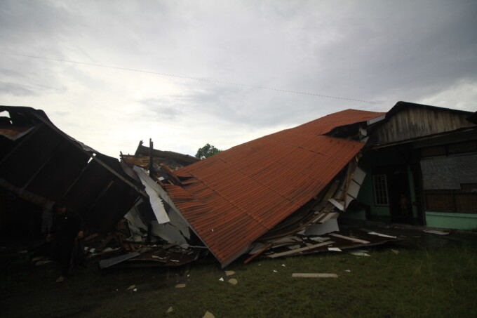 ROBOH: Akibat angin kencang, bangunan sarang walet roboh menghantam rumah warga di Jalan Tingang Induk, Rabu (26/10).  DENAR/KALTENG POS