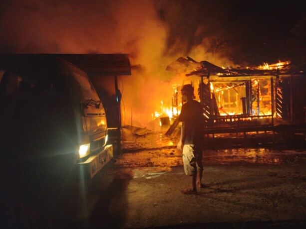 TERBAKAR: Api melalap bangunan rumah masyarakat di Desa Jakatan Pari Kecamatan Kapuas Hulu Kabupaten Kapuas, Minggu (16/10/2022). KEPOLISIAN