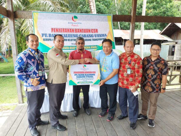 CSR : Pemimpin Bank Kalteng Cabang Utama Sriyanto SHut (dua dari kiri) menyerahkan bantuan secara simbolis kepada Kepala SMPN Satu Atap 6 Palangka Raya Ropi Edrian (tiga dari kanan) disaksikan Kepala Disdik Palangka Raya Jayani (tiga dari kiri), Jumat (7/