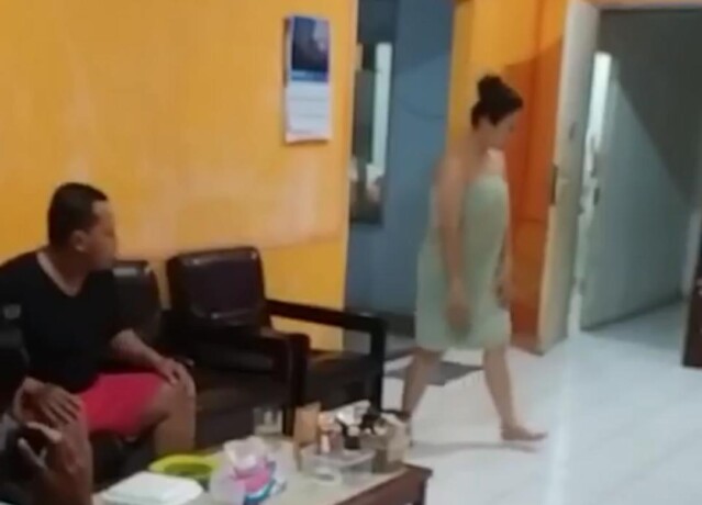 Tangkapan video penggerebekan di rumah dinas Kepala Kantor Pos Palangka Raya Selasa malam (18/10).