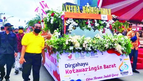 BERPARTISIPASI :  Jajaran Manajeman PT CBI Group menyapa warga ketika mengikuti pawai nasi adab, Kamis (6/10).