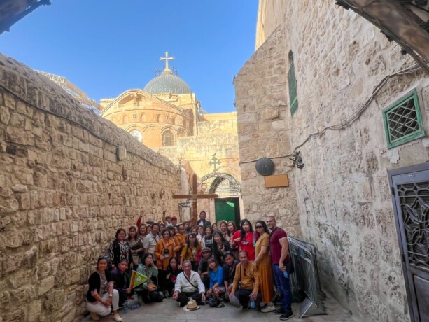 BERADA DI GOLGOTA: Peserta perjalanan rohani PT Flo Go foto bersama saat menelusuri jalan salib, Yerusalem, Minggu (25/09/2022)