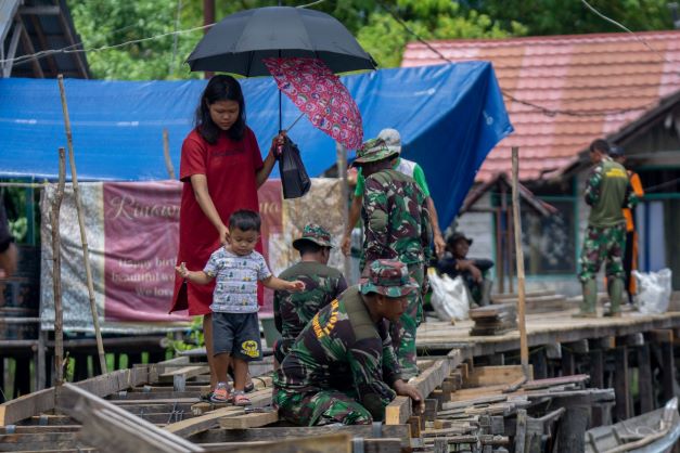 BANGUN INFRASTRUKTUR: Prajurit TNI-AD dari Kodim 1016/Plk melaksanakan kegiatan TMMD dengan membangun jembatan titian di Kelurahan Petuk Katimpun, Jumat (14/10). FOTO: ARIEF PRATHAMA/KALTENG POS
