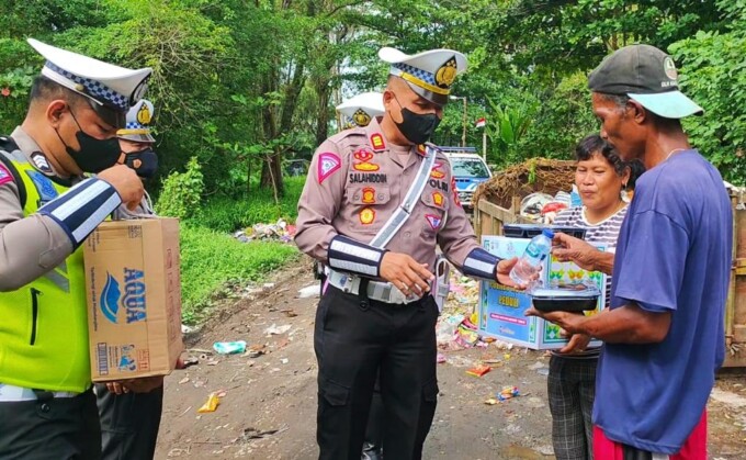 PEDULI: Kasatlantas Polres Kotim, Sallahidin memberikan bantuan kepada pemulung, Sabtu (22/10). FOTO: RUSLI/KATENG POS
