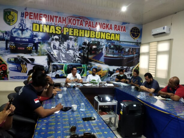 Kadishub bersama jajarannya melakukan jumpa pers untuk memperjelas Terkait Vidio viral yang berlangsung di ruang rapat Dinas Perhubungan Kota Palangka Raya, Jumat (21/10/2022). IRPAN JURAYZ /KALTENG POS