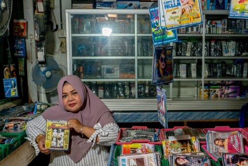    TETAP BERTAHAN: Syarifah (42) menunjukan VCD di lapak dagangan kawasan Pasar Besar, Palangka Raya. ARIEF PRATHAMA/KALTENG POS