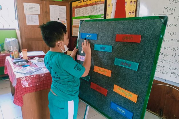AYO BELAJAR: Seorang murid sedang mengikuti proses belajar di SDN Percobaan Palangka Raya. Sekolah yang terletak di Jalan Damang Leman ini salah satu sekolah yang memberikan layanan Klinik Peduli Literasi Sekolah. FOTO: ARIEF PRATHAMA/KALTENG POS