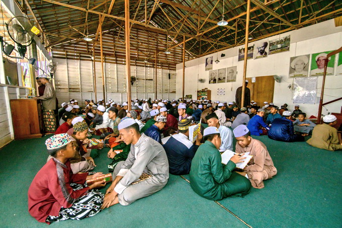 PERDALAM ILMU AGAMA: Para santri saat mengikuti pembelajaran di Pondok Pesantren Manba’u Darissalam, Kelurahan Palangka, Rabu (26/10). FOTO: ARIEF PRATHAMA/KALTENG POS