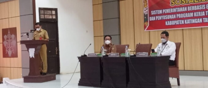 KOMINFO KATINGAN SAMBUTAN: Plt Asisten I Sekda Kabupaten Katingan Deddy Ferras (berdiri) ketika menyampaikan sambutan Bupati Katingan Sakariyas, pada acara pembukaan kegiatan sosialisasi SPBE dan pendampingan penyusunan program kerja Tim Koordinasi SPBE K