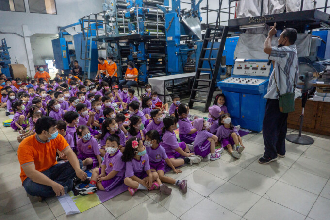 Anak-anak dari Golden Christian School Palangka Raya antusias mendengarkan penjelasan terkait proses pembuatan koran di Kalteng Pos, Jumat (4/11/2022).  (ARIEF PRATHAMA/KALTENG POS)
