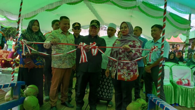 PERESMIAN: Bupati Kabupaten Kotim H Halikinnor didampingi wakil bupati Irawati dan Wakil Ketua I DPRD Kotim H Rudianur memotong pita tanda diremikannya jembatan titian Desa Babaung Kecamatan Pulau Hanaut, Sabtu (5/11/2022). FOTO: BAHRI/KALTENGPOS