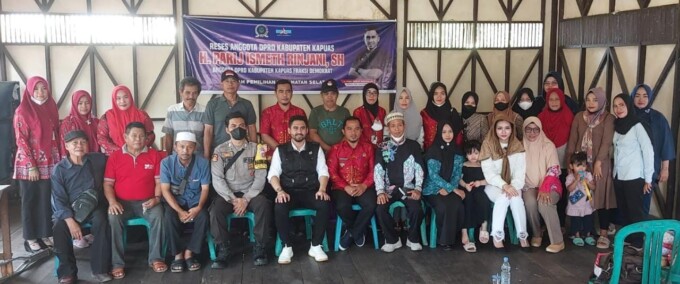 Anggota Dewan Perwakilan Rakyat Daerah (DPRD) Kabupaten Kapuas H. Parij Ismeth Rinjani bersama Kepala Desa dan masyarakat Desa Pulau Telo seusai kegiatan reses, Kamis (3/11/2022).  (DOK PRIBADI)