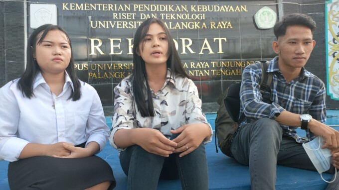 Sekelompok mahasiswa yang menempuh pendidikan di Palangka Raya mendapat program beasiswa dari PT IMK, Selasa (10/11/2022). HUMAS/ KALTENG POS