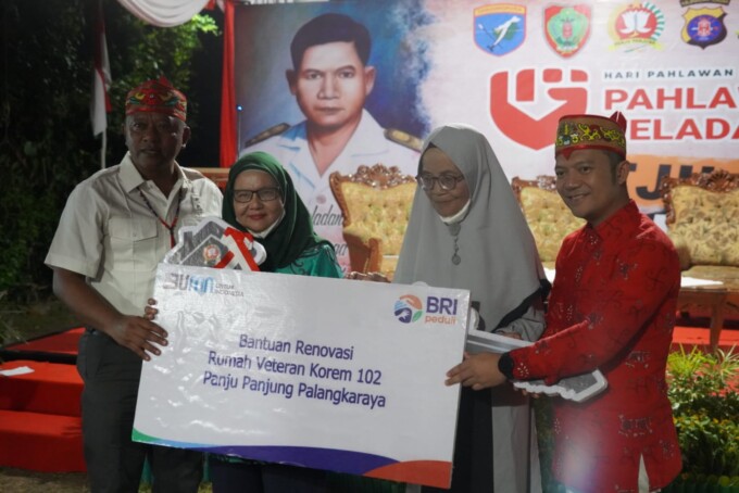 Komandan Korem 102 Panju Panjung Brigjen TNI Yudianto Putrajaya foto bersama para nara sumber dan juga keluarga veteran serta para juara lomba saat sarasehan Hari Pahlawan di Rumah Tjilik Riwut, Kamis malam (10/11/2022). FOTO : PENREM 102/PJG UNTUK KALTEN