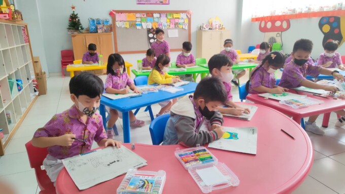Anak-anak TK Golden Christian School Palangka Raya ketika mewarnai pada lembar koran Kalteng Pos. (HENY/KALTENG POS)
