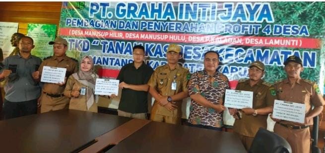 KEBERSAMAAN : Direktur PT Graha Inti Jaya (Julong Group Indonesia) Mr Yang Bao Cai didampingi Manager CA-SSL saat serah terima profit tanah kas desa, Selasa (15/11).